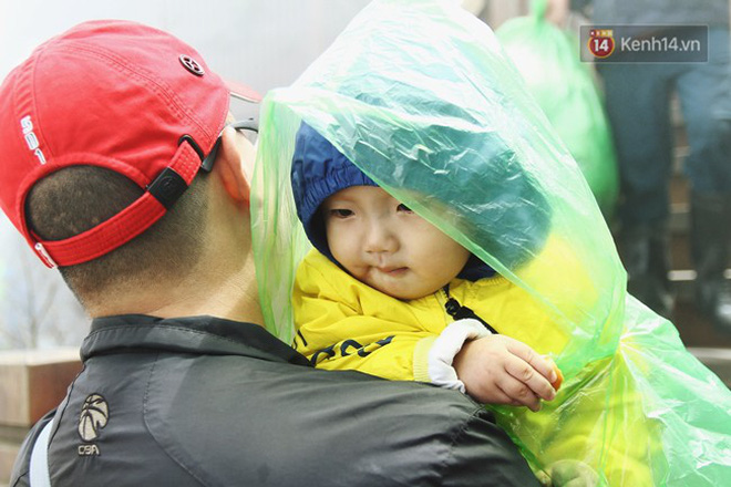 Hàng nghìn người xếp hàng chật kín chờ mua vé cáp treo lên đỉnh Fansipan ngày 30/4